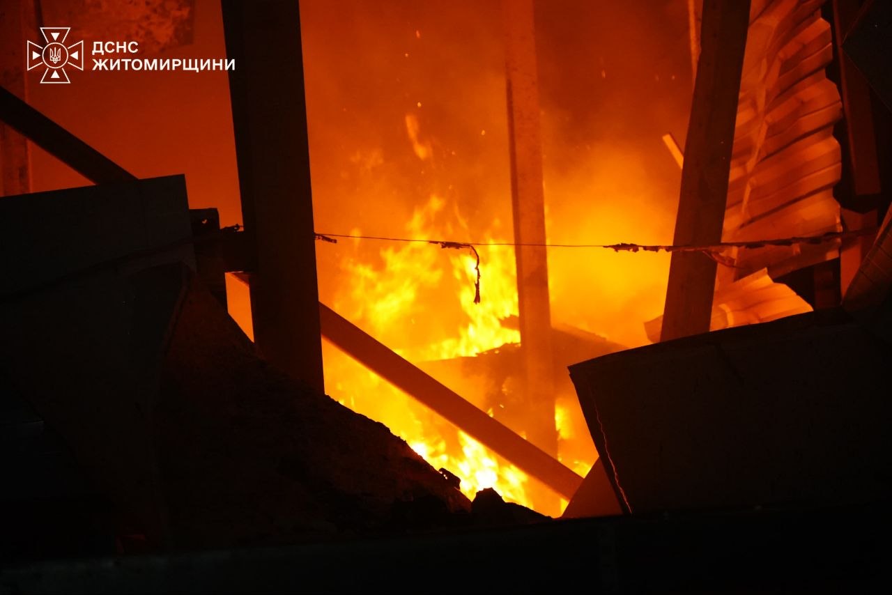 Новини Житомира - фото з 56 чоловік особового складу та 17 одиниць техніки - рятувальники показали, як ліквідовували пожежі після російських обстрілів у Коростенському районі