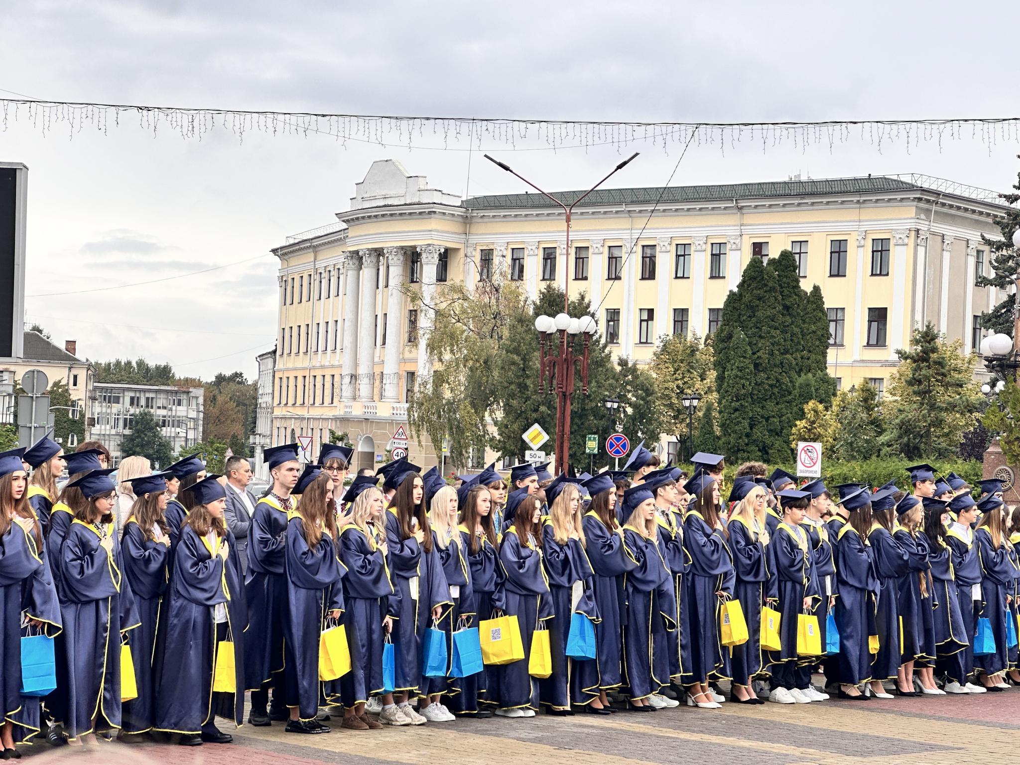 Новини Тернополя - фото з Мантії, бонети та присяга: на Театральному майдані п’ятикласники стали ліцеїстами