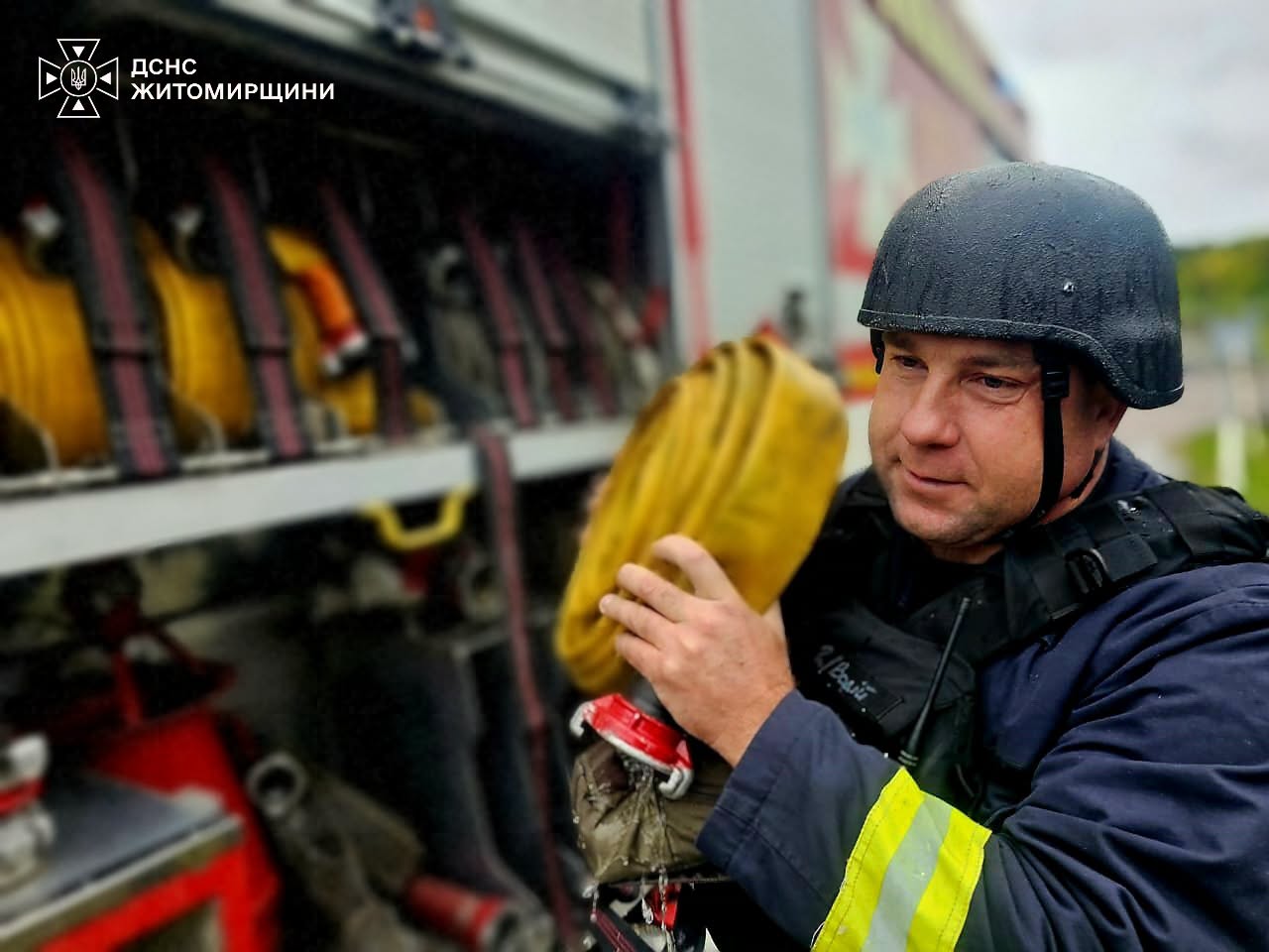 Новини Житомира - фото з На Житомирщині рятувальники ліквідували пожежу, що виникла через російський обстріл