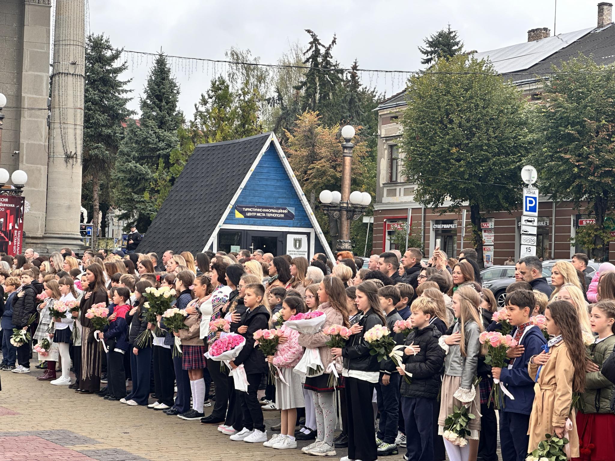 Новини Тернополя - фото з Мантії, бонети та присяга: на Театральному майдані п’ятикласники стали ліцеїстами