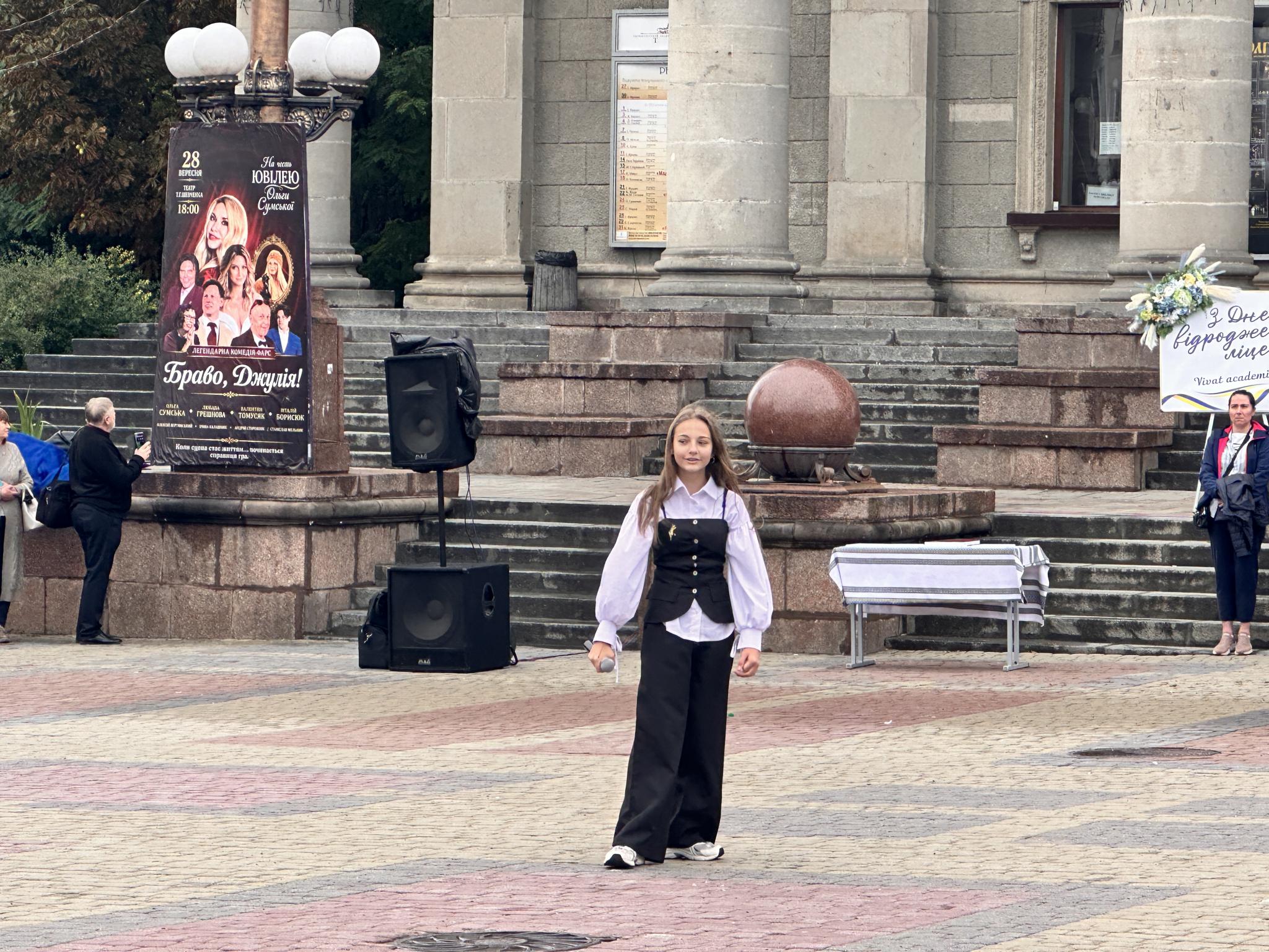 Новини Тернополя - фото з Мантії, бонети та присяга: на Театральному майдані п’ятикласники стали ліцеїстами