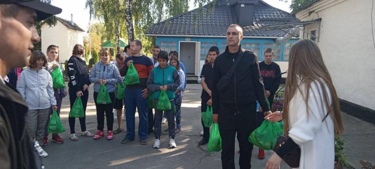 Новини Вінниці - фото з Солодощі, теплий одяг і подарунки від душі: як у Крищинцях зустрічали волонтерів