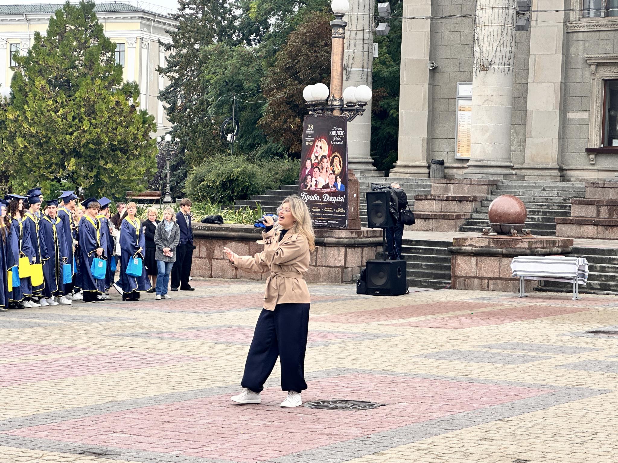 Новини Тернополя - фото з Мантії, бонети та присяга: на Театральному майдані п’ятикласники стали ліцеїстами