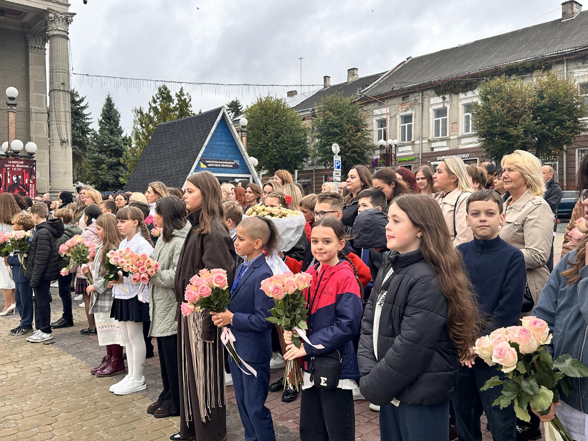 Новини Тернополя - фото з Мантії, бонети та присяга: на Театральному майдані п’ятикласники стали ліцеїстами