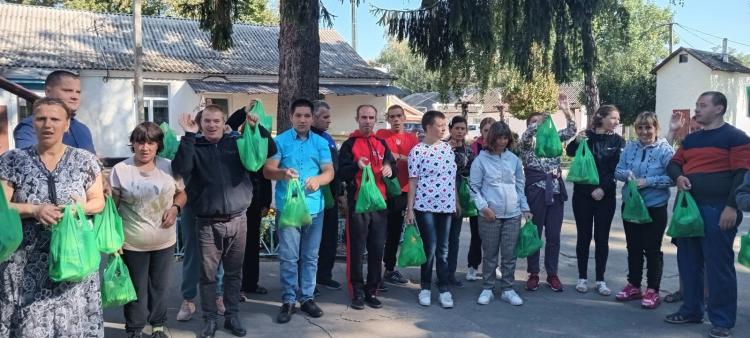 Новини Вінниці - фото з Солодощі, теплий одяг і подарунки від душі: як у Крищинцях зустрічали волонтерів