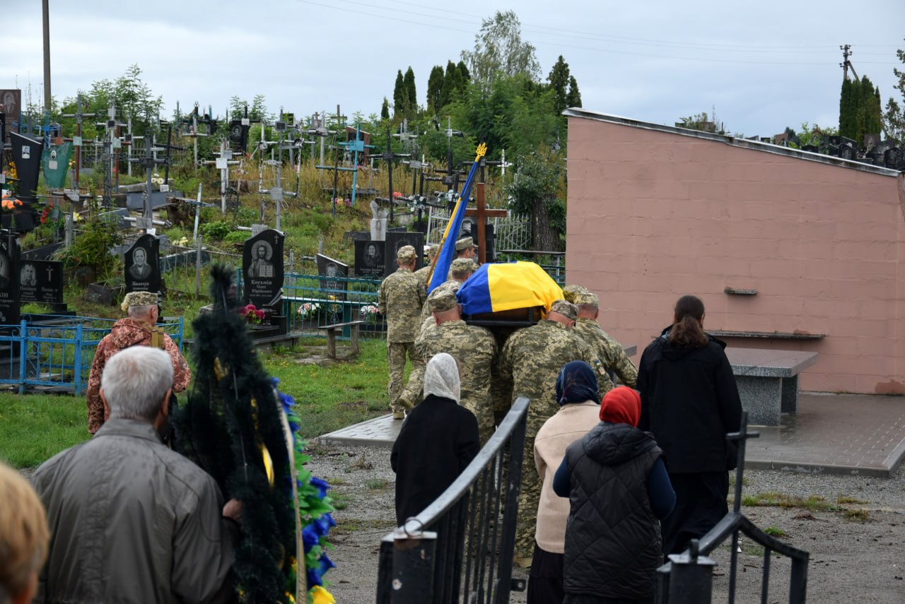 Новини Житомира - фото з У селі Кам’янка провели в останню дорогу відважного захисника України - Борзих Олександра Ігоровича