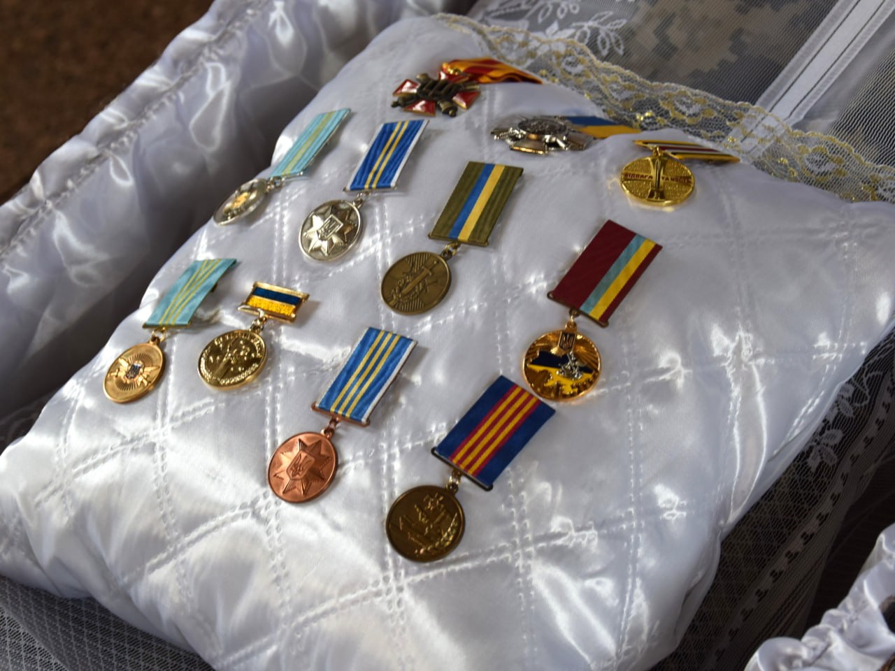 Новини Житомира - фото з У селі Кам’янка провели в останню дорогу відважного захисника України - Борзих Олександра Ігоровича