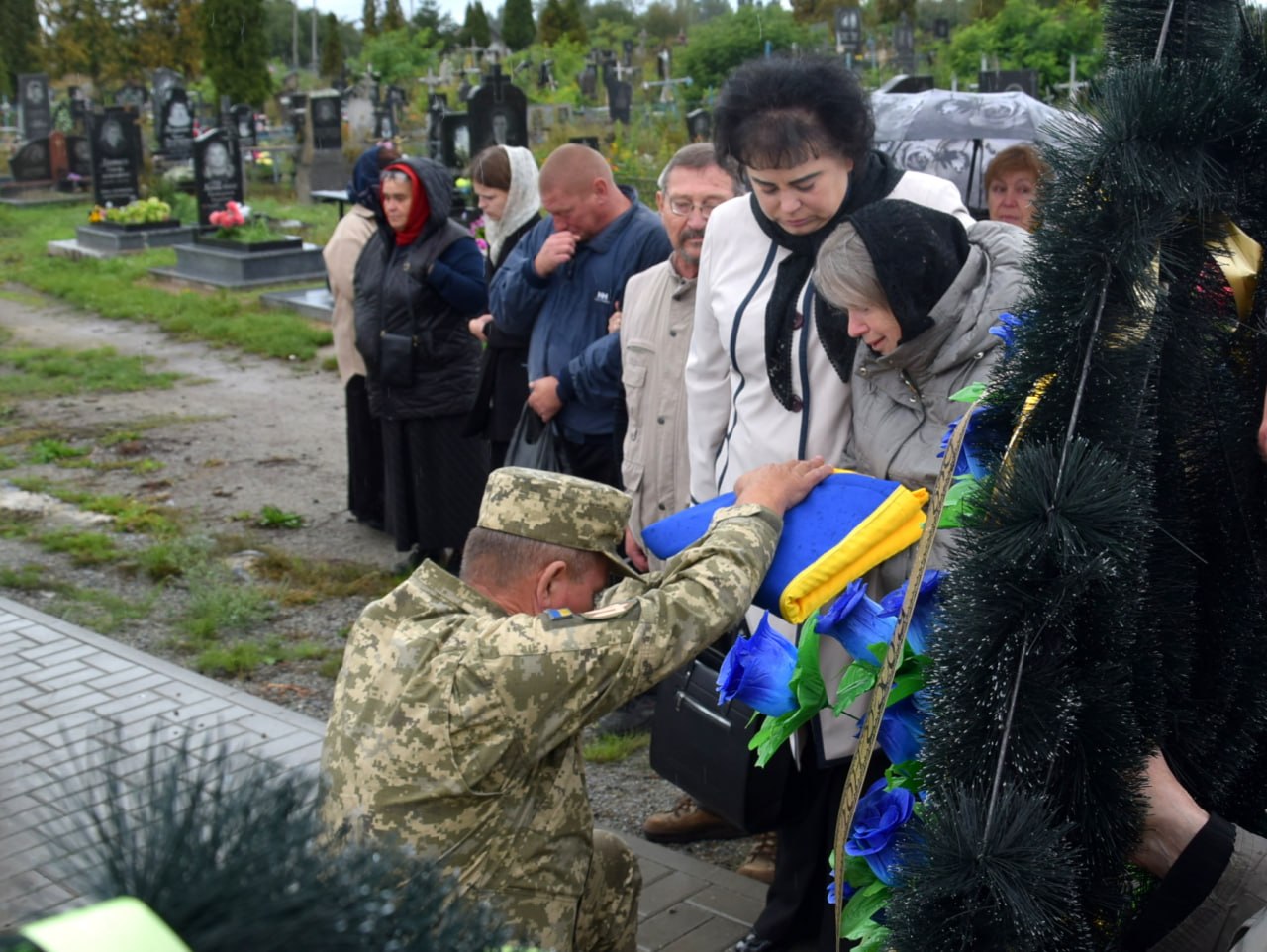 Новини Житомира - фото з У селі Кам’янка провели в останню дорогу відважного захисника України - Борзих Олександра Ігоровича