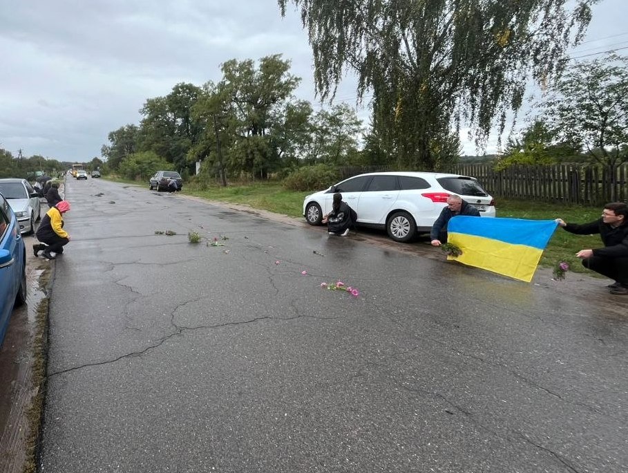 Новини Житомира - фото з У селі Кам’янка провели в останню дорогу відважного захисника України - Борзих Олександра Ігоровича
