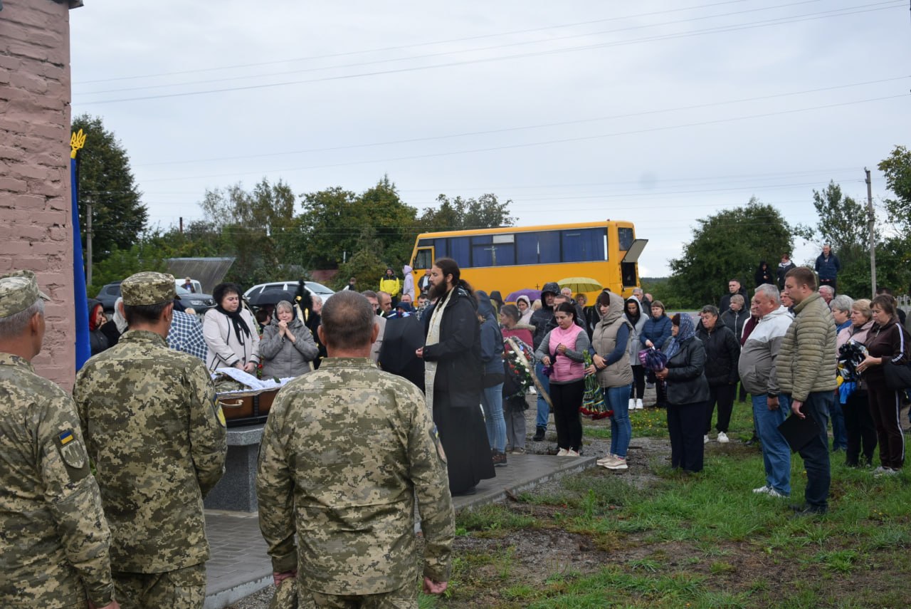 Новини Житомира - фото з У селі Кам’янка провели в останню дорогу відважного захисника України - Борзих Олександра Ігоровича