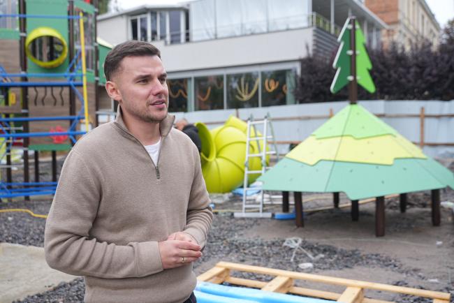 Новини Вінниці - фото з На Європейській площі монтують новий дитячий майданчик. Завершити планують у листопаді