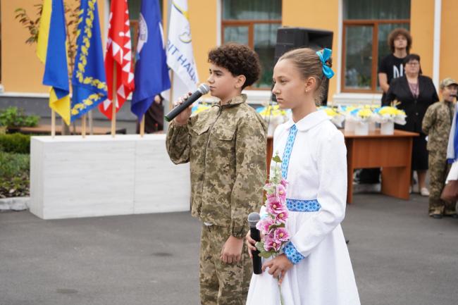 Новини Вінниці - фото з «Нехай ця стела стане місцем сили»: у ліцеї №2 відкрили пам’ятний знак загиблим випускникам
