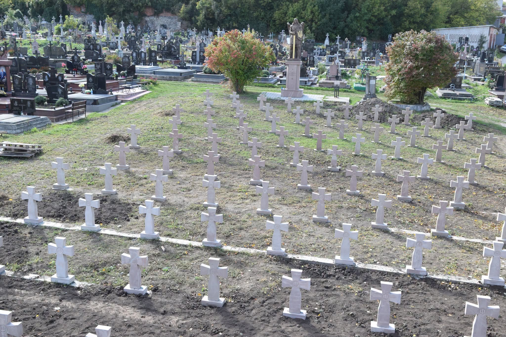 Новини Тернополя - фото з На кладовищі у Чорткові завершують облаштування меморіалу Борцям за волю України