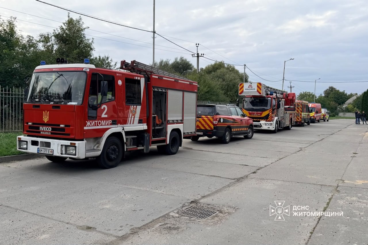 Новини Житомира - фото з Наслідки російського обстрілу: рятувальники показали, як працювали над ліквідацією пожежі на території одного з підприємств
