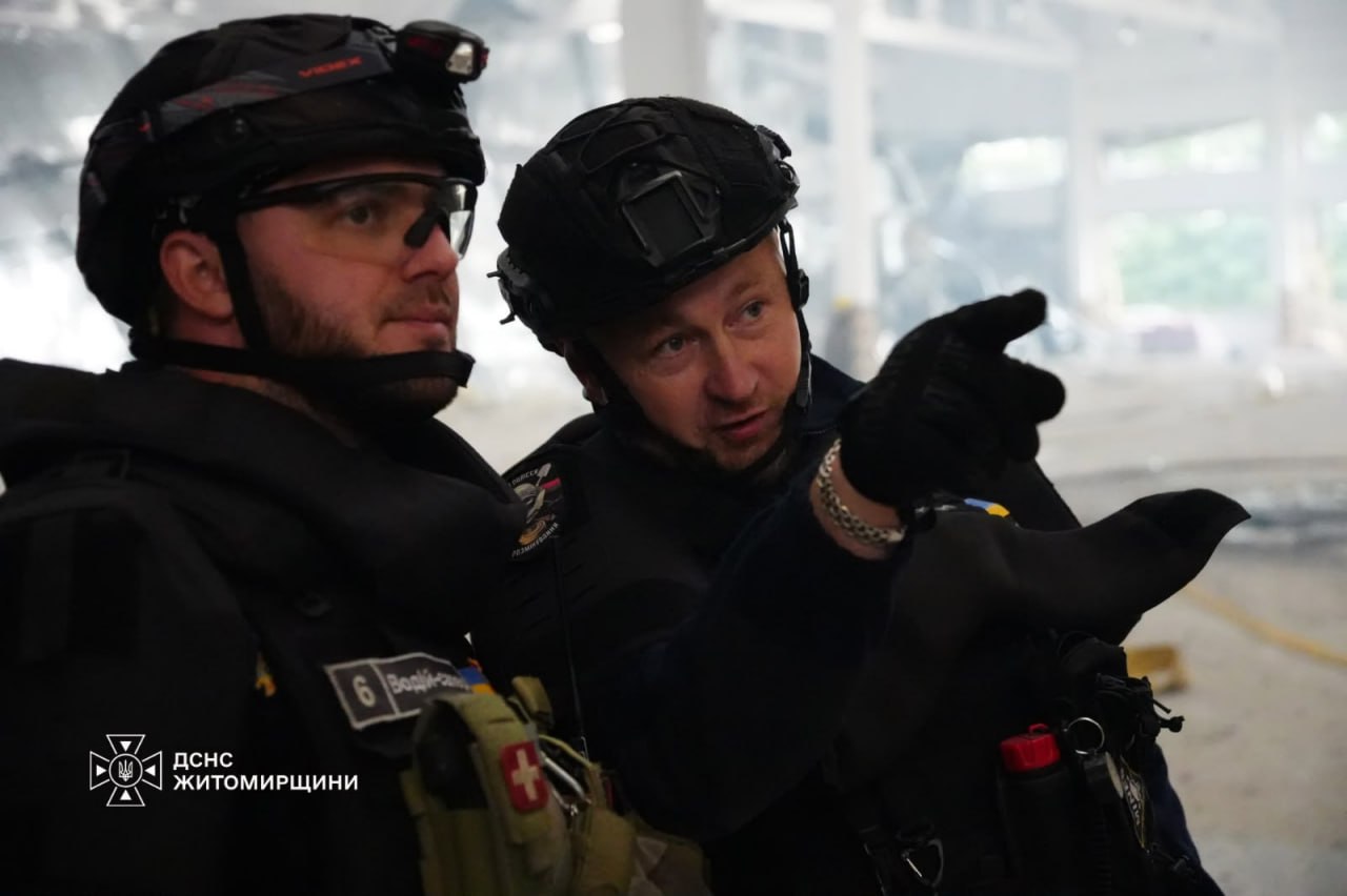 Новини Житомира - фото з Наслідки російського обстрілу: рятувальники показали, як працювали над ліквідацією пожежі на території одного з підприємств