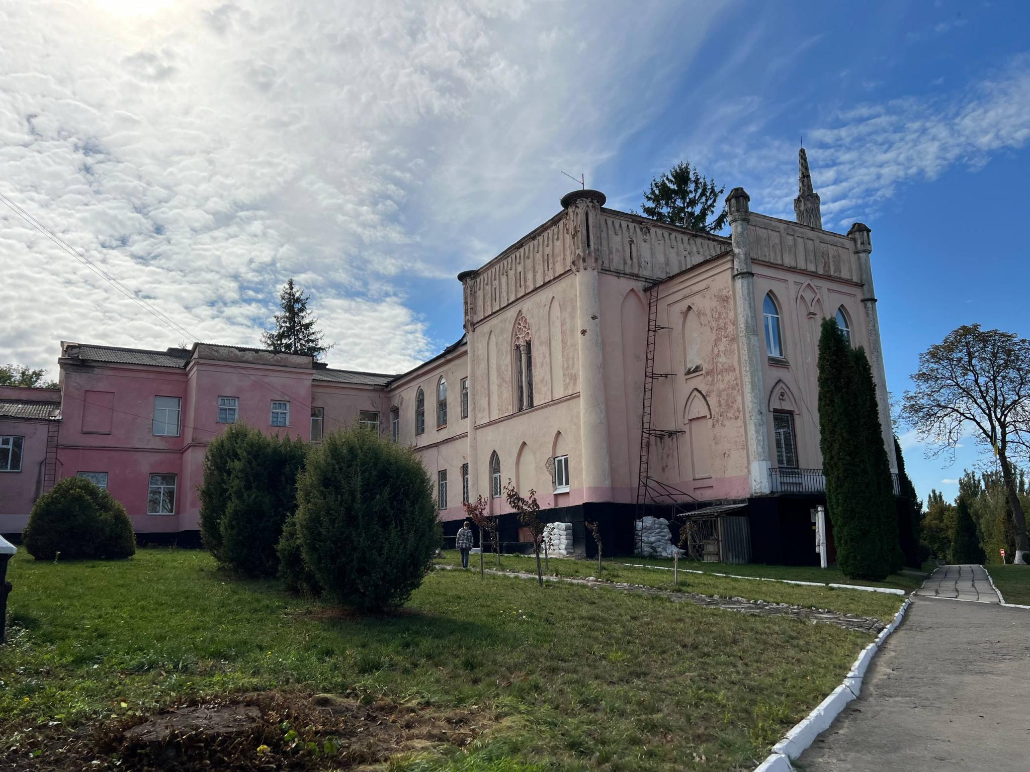 Новини Вінниці - фото з Підземний хід до костелу та скарб у ставку: які легенди зберігає палац у Чернятині?