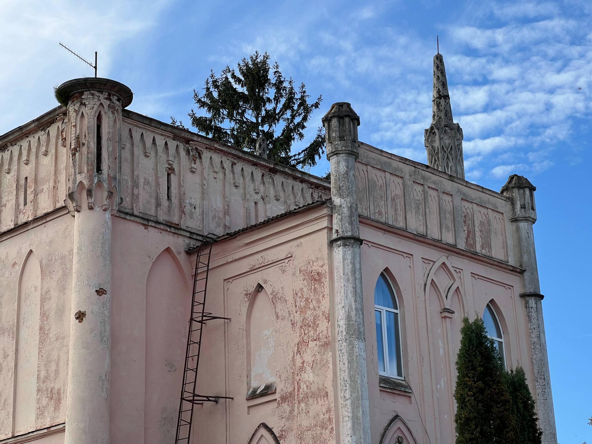 Новини Вінниці - фото з Підземний хід до костелу та скарб у ставку: які легенди зберігає палац у Чернятині?