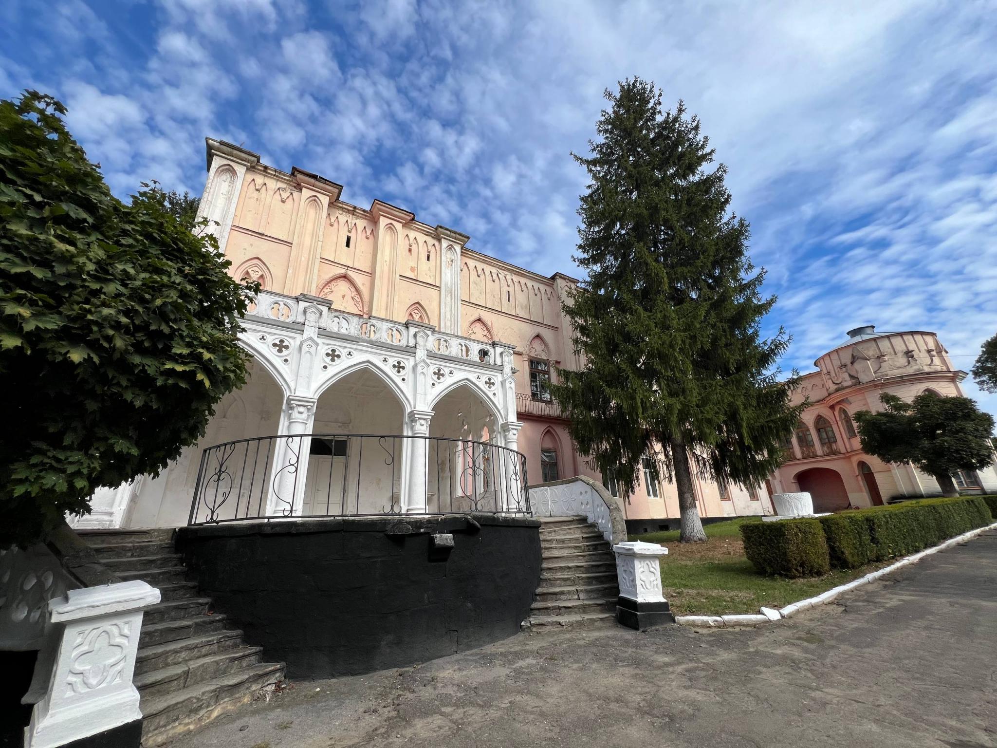 Новини Вінниці - фото з Підземний хід до костелу та скарб у ставку: які легенди зберігає палац у Чернятині?
