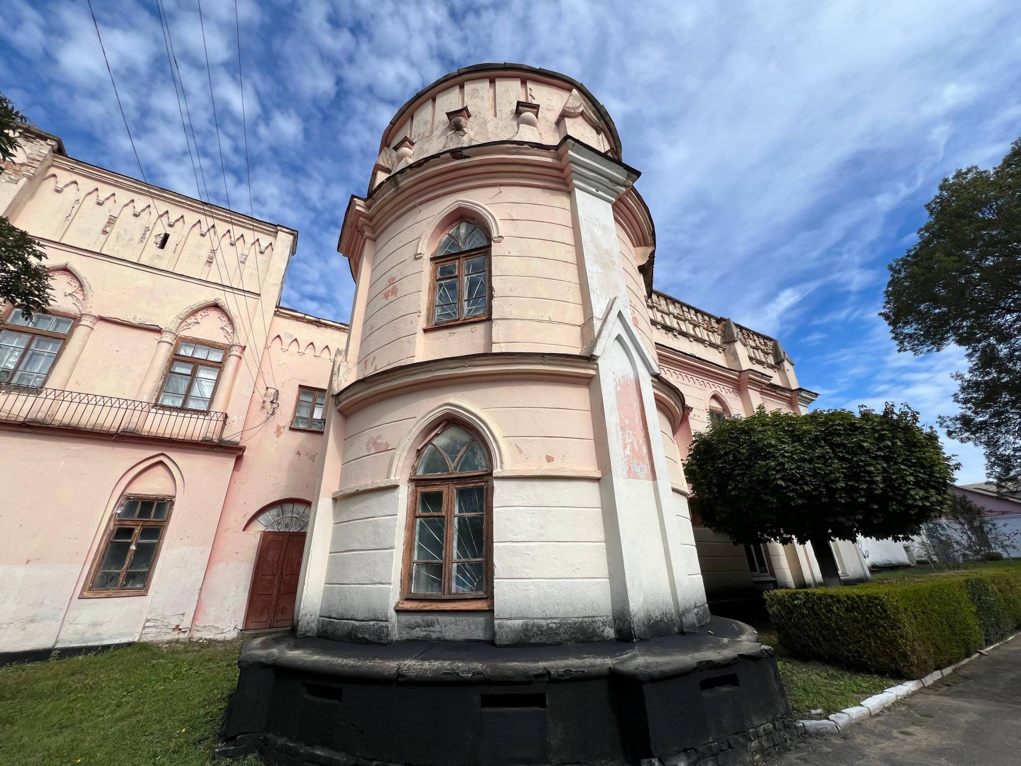 Новини Вінниці - фото з Підземний хід до костелу та скарб у ставку: які легенди зберігає палац у Чернятині?