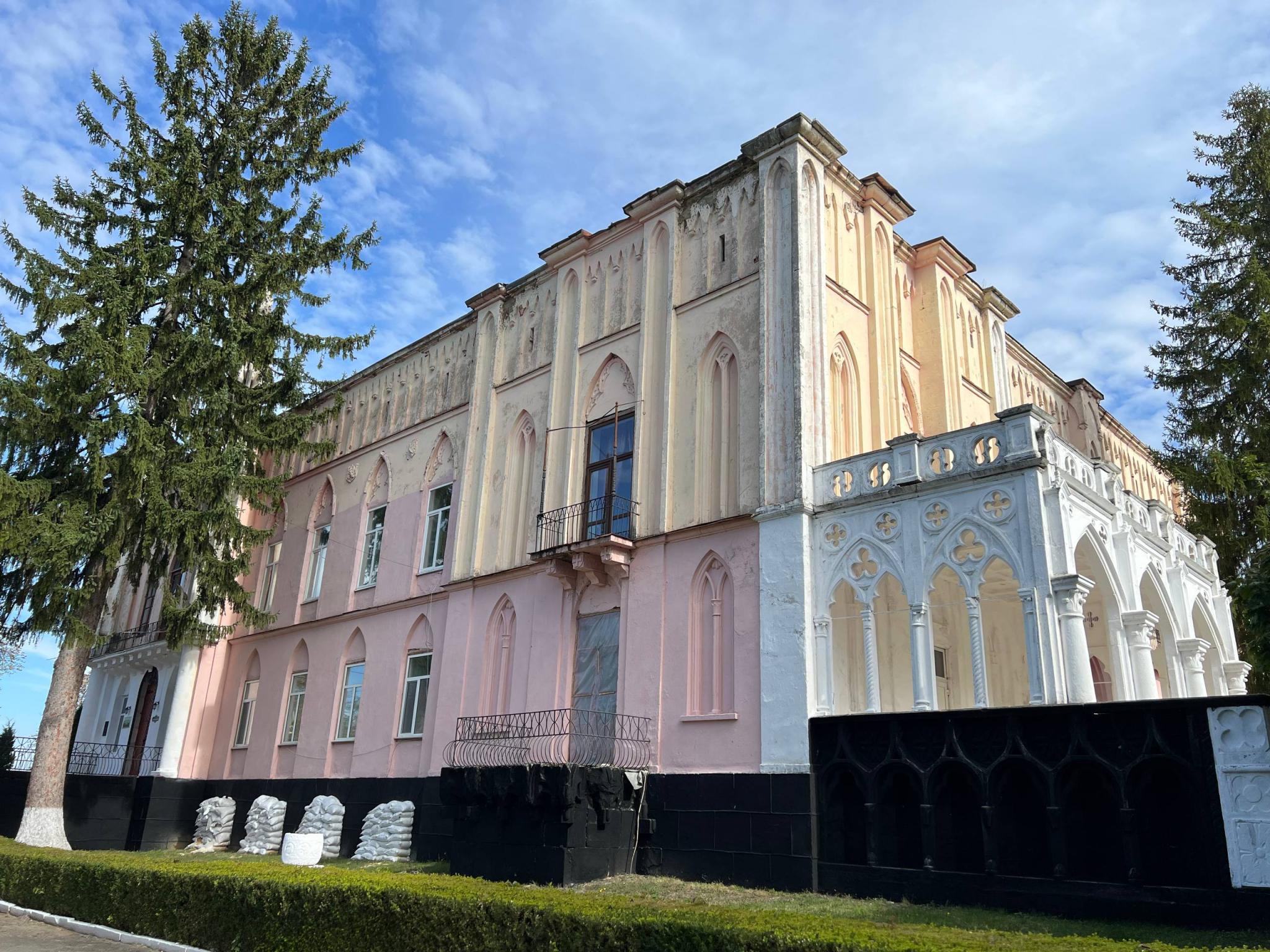 Новини Вінниці - фото з Підземний хід до костелу та скарб у ставку: які легенди зберігає палац у Чернятині?