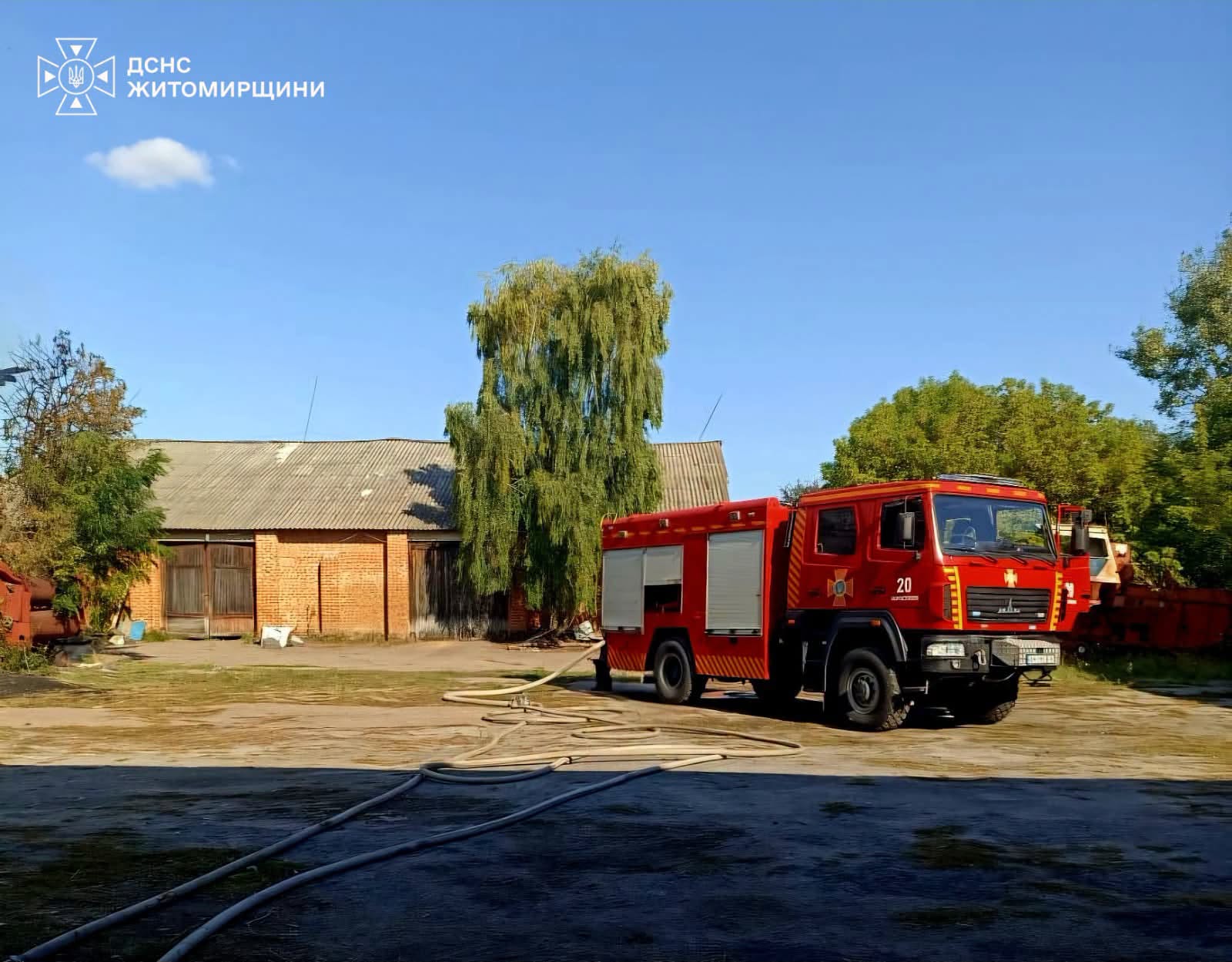 Новини Житомира - фото з Рятувальники спільно з лісівниками ліквідували пожежу в складській будівлі ферми в с. Голубівка