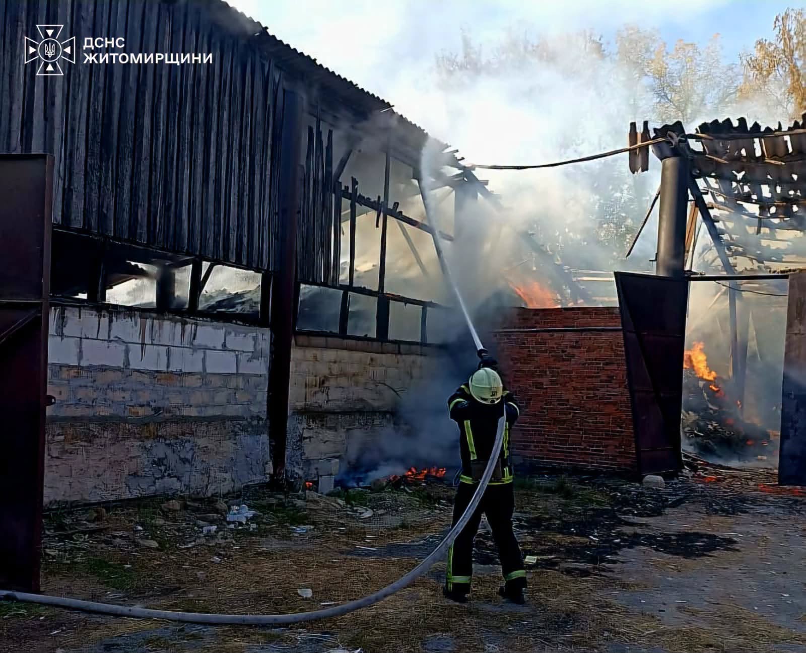 Новини Житомира - фото з Рятувальники спільно з лісівниками ліквідували пожежу в складській будівлі ферми в с. Голубівка