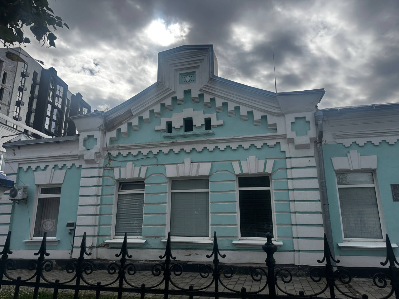 Новини Житомира - фото з Почало руйнуватися облицювання головного фасаду ЛГЗ