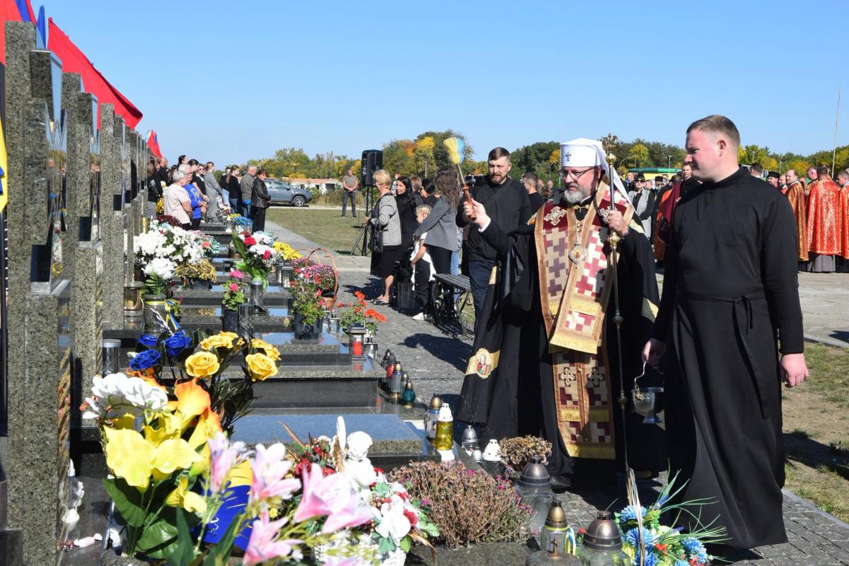 Новини Тернополя - фото з Глава УГКЦ Блаженніший Святослав освятив у Чорткові пам’ятні знаки загиблих воїнів