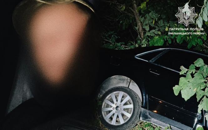 Новини Вінниці - фото з Audi злетіла в кювет і врізалась у дерево. Після ДТП віодій відмовився їхати до нарколога