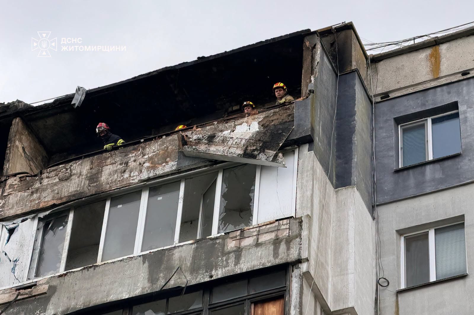 Новини Житомира - фото з Рятувальники показали наслідки обстрілу багатоповерхівки в Бердичеві. ФОТО