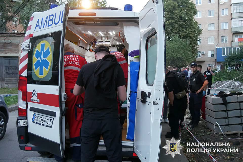 Новини Хмельницького - фото з 3,5 року в'язниці дали чоловіку, який підірвав гранату у дворі на Зарічанській