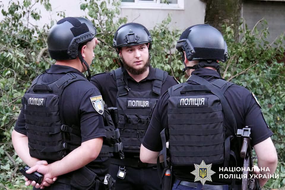 Новини Хмельницького - фото з 3,5 року в'язниці дали чоловіку, який підірвав гранату у дворі на Зарічанській