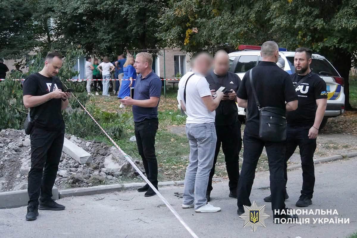 Новини Хмельницького - фото з 3,5 року в'язниці дали чоловіку, який підірвав гранату у дворі на Зарічанській