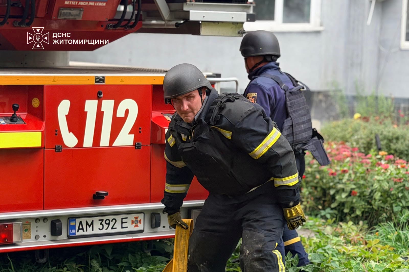 Новини Житомира - фото з Рятувальники показали наслідки обстрілу багатоповерхівки в Бердичеві. ФОТО