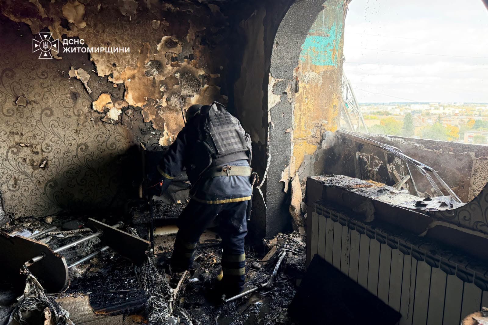 Новини Житомира - фото з Рятувальники показали наслідки обстрілу багатоповерхівки в Бердичеві. ФОТО