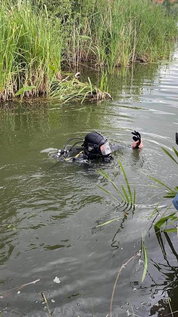 Новини Вінниці - фото з Водолази обстежили труби на дні Південного Бугу та знайшли витік