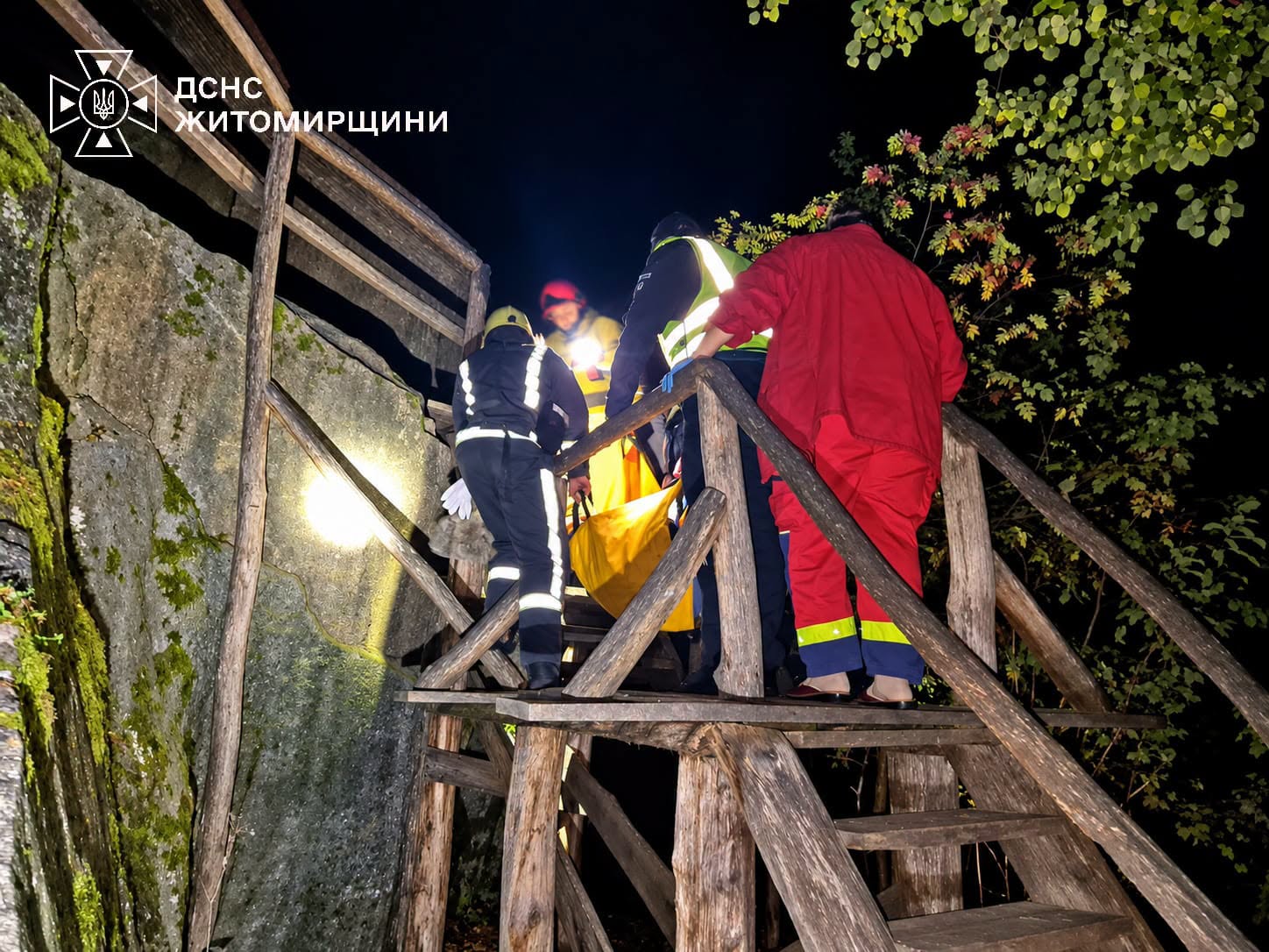 Новини Житомира - фото з У Коростишівському каньйоні вночі жінка впала з висоти 10 метрів. ФОТО