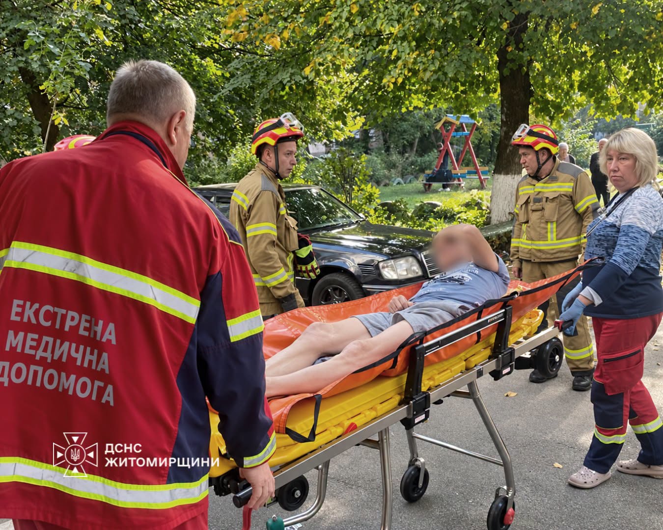 Новини Житомира - фото з Рятувальники допомогли літньому чоловіку, який через погіршення здоров’я не міг самостійно відчинити двері власної квартири