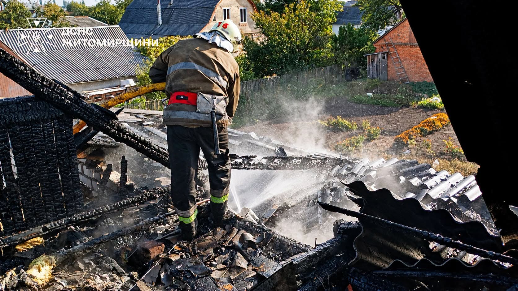 Новини Житомира - фото з У Радомишлі горів житловий будинок: знищено покрівлю і частково перекриття