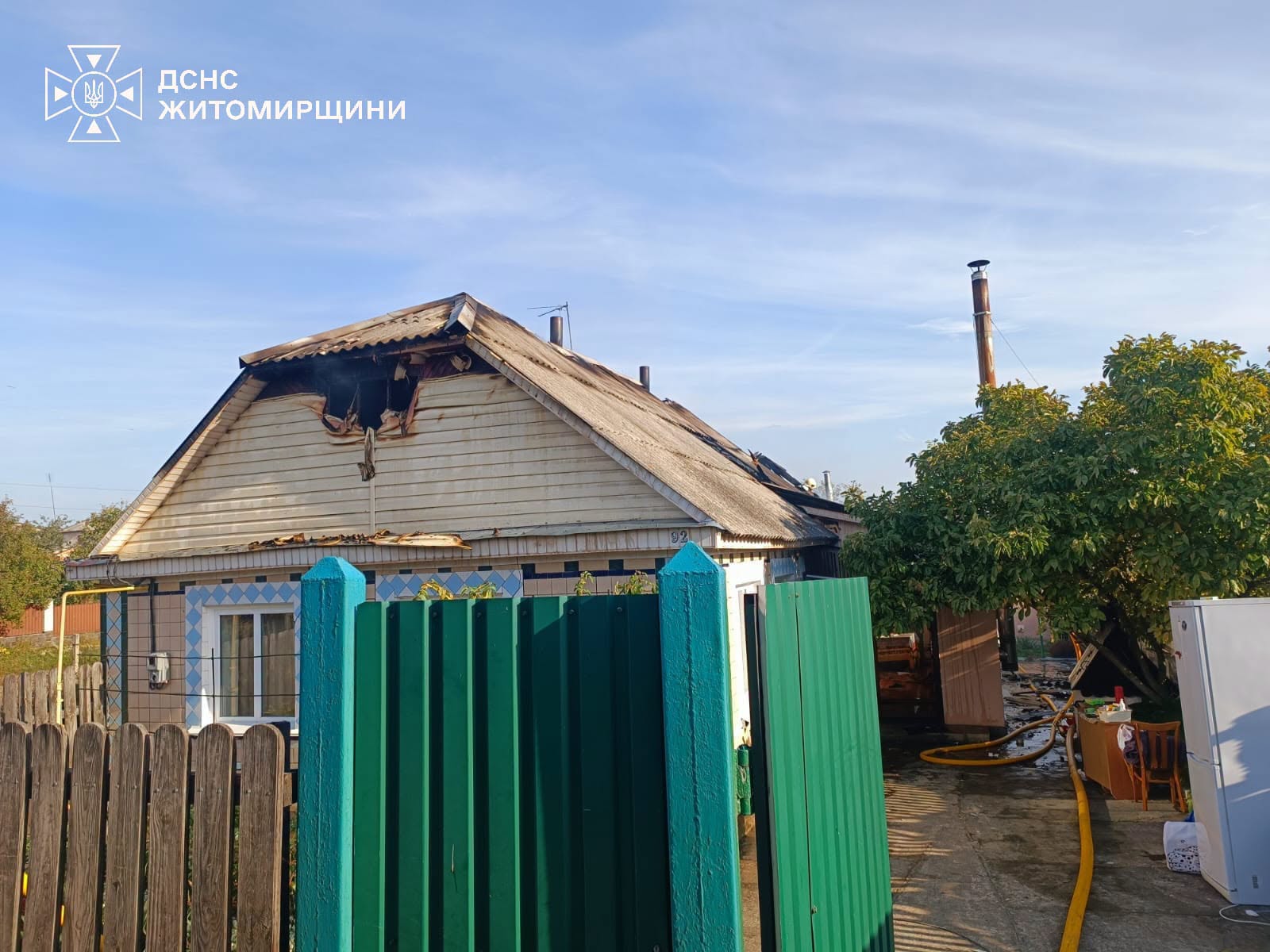Новини Житомира - фото з У Радомишлі горів житловий будинок: знищено покрівлю і частково перекриття