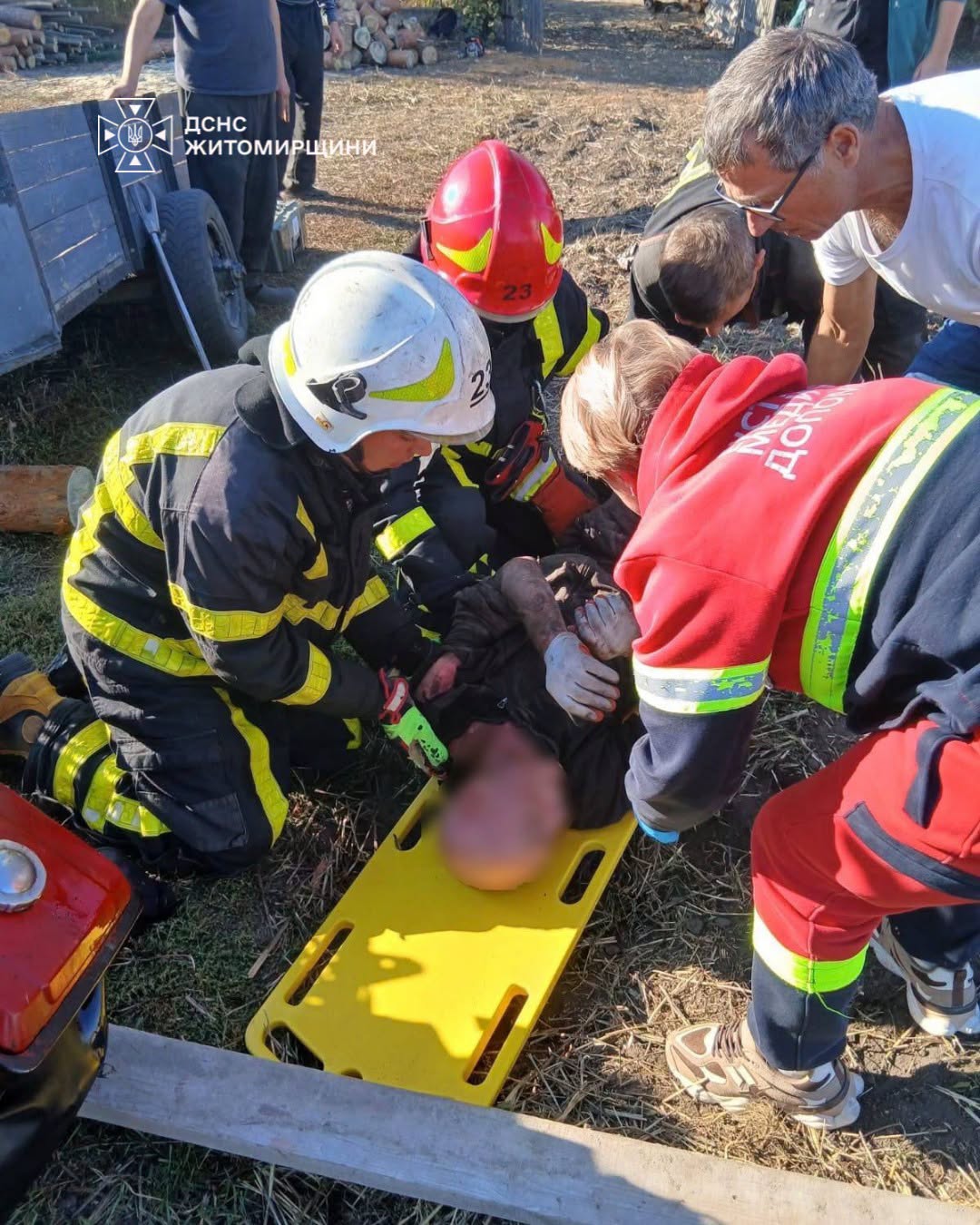 Новини Житомира - фото з Рятувальники надавали допомогу 45-річному чоловіку, якого притиснуло мотоблоком