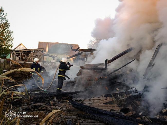 Новини Вінниці - фото з Після нічної атаки на Вінниччині горіла господарська споруда, пошкоджений будинок