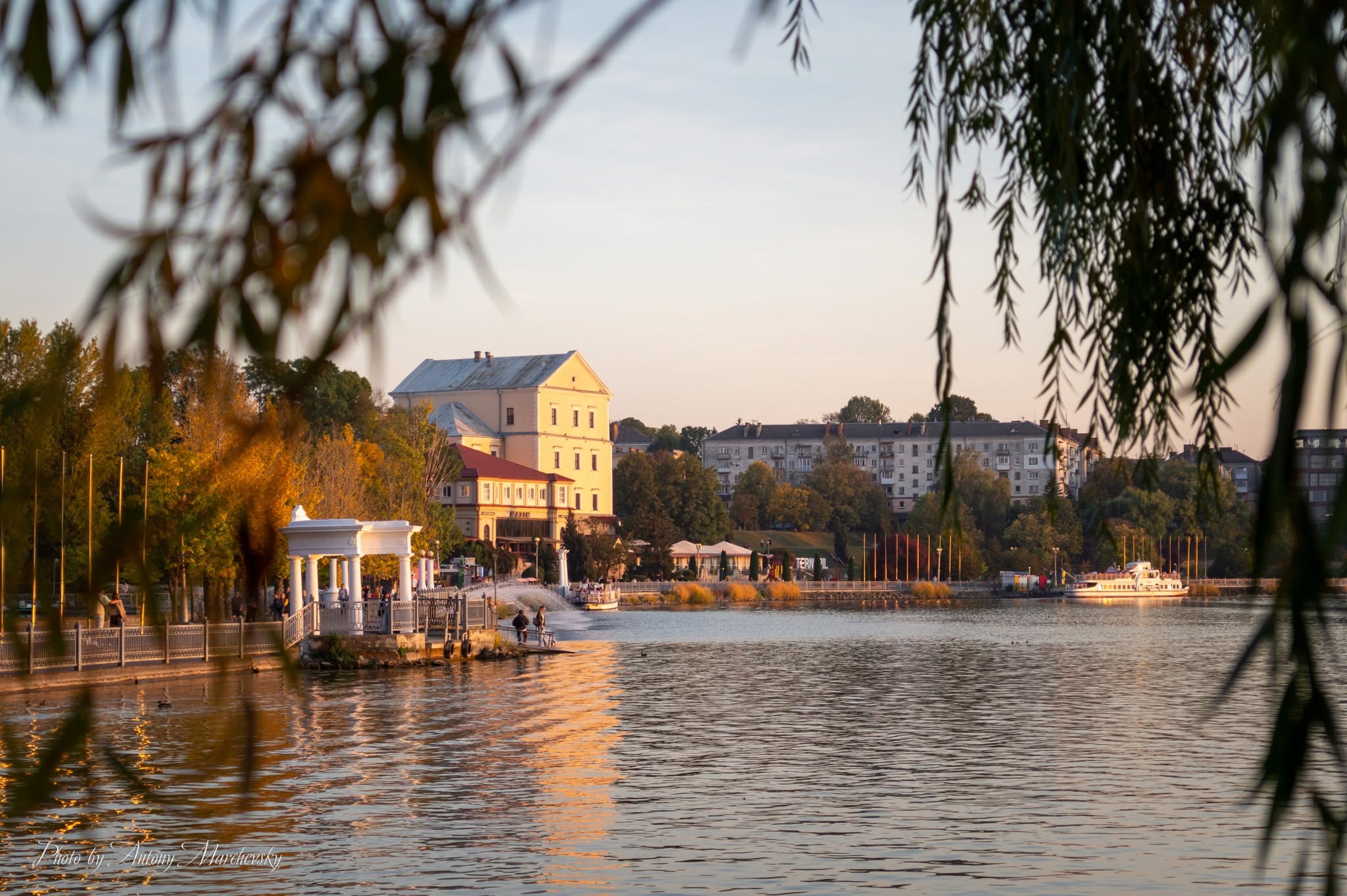 Новини Тернополя - фото з Бабине літо в Тернополі: сонячний жовтень на фото зі Ставу