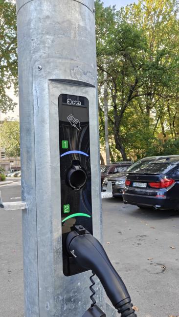 Новини Вінниці - фото з На Янгеля та Космонавтів встановили зарядки для електрокарів. Як вони працюють