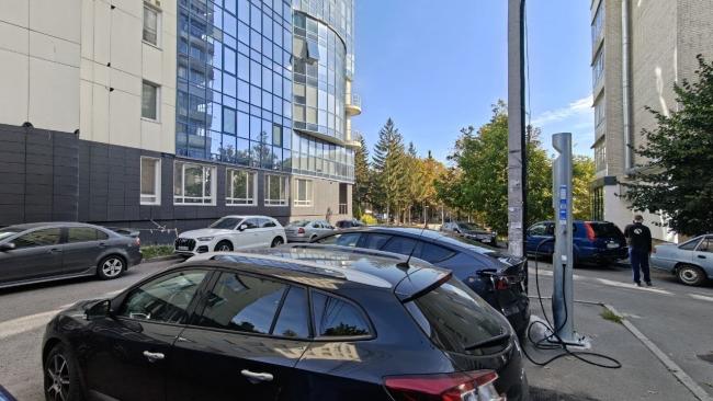 Новини Вінниці - фото з На Янгеля та Космонавтів встановили зарядки для електрокарів. Як вони працюють
