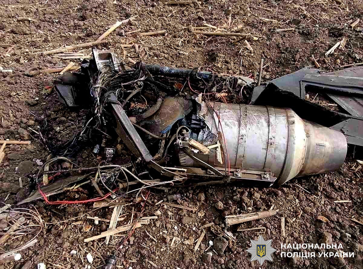 Може вибухнути під ногами: чому не можна підходити до уламків збитих реактивних дронів