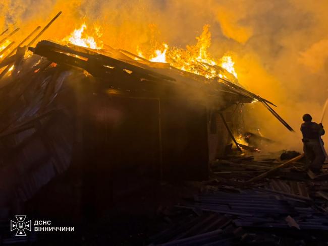 Новини Вінниці - фото з Після нічної атаки на Вінниччині горіла господарська споруда, пошкоджений будинок