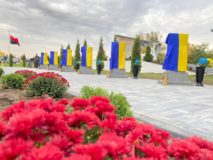 Новини Вінниці - фото з У Черепашинцях відкрили Алею слави на честь 12 полеглих захисників