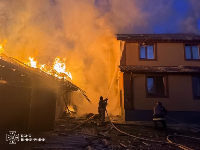 Новини Вінниці - фото з Після нічної атаки на Вінниччині горіла господарська споруда, пошкоджений будинок