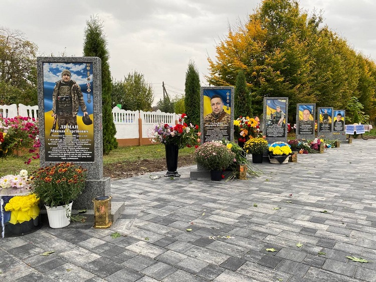 Новини Вінниці - фото з У Черепашинцях відкрили Алею слави на честь 12 полеглих захисників